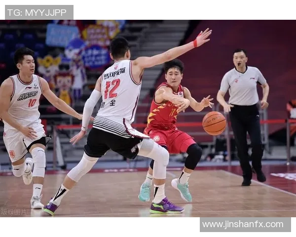 广州篮球队与深圳篮球队赛后复盘分析两队状态与表现对比